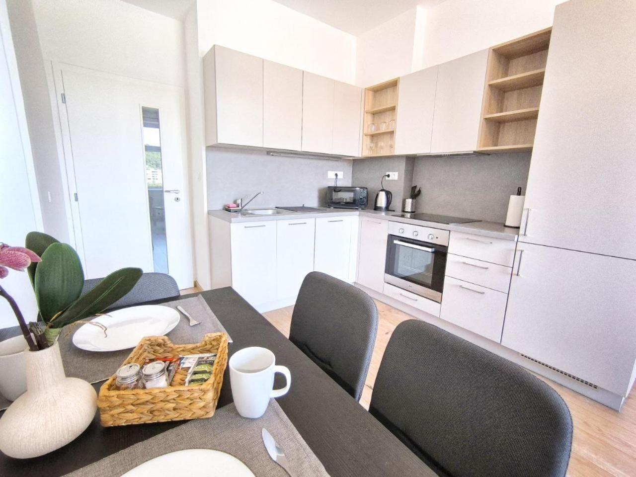 Isabel'S Suites Прага Екстериор снимка
